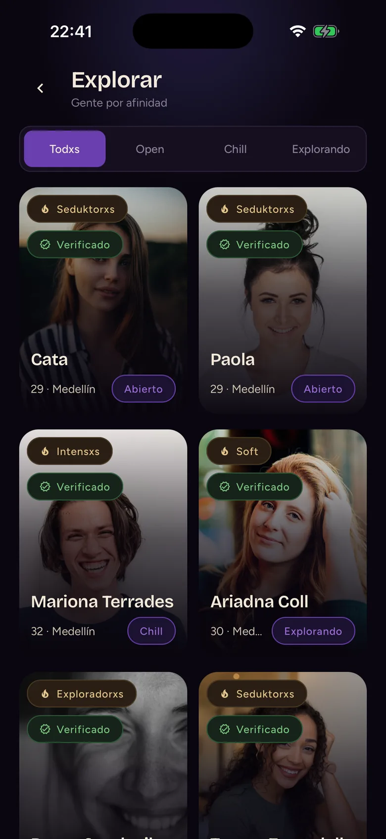 Klambre’s Explore view: a mosaic of profiles with their vibe (Seduktorxs, Intensxs, Soft…), the verified badge, and each person’s name and city.